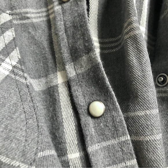 Comfy Pearl Button Flannel - Lightweight layering multi season top - Picture 2 of 5